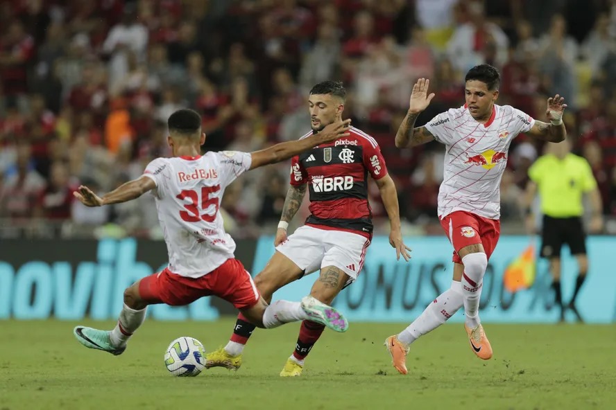 Arrascaeta faz mágica, Flamengo vence Bragantino e agita Brasileirão