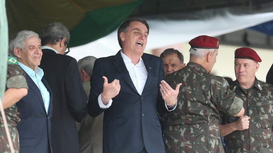 24nov2018---o-presidente-eleito-da-republica-jair-bolsonaro-psl-participa-na-manha-deste-sabado-de-uma-cerimonia-do-aniversario-de-73-anos-da-brigada-da-infantaria-de-paraquedista-na-vila-militar-1543065.jpg