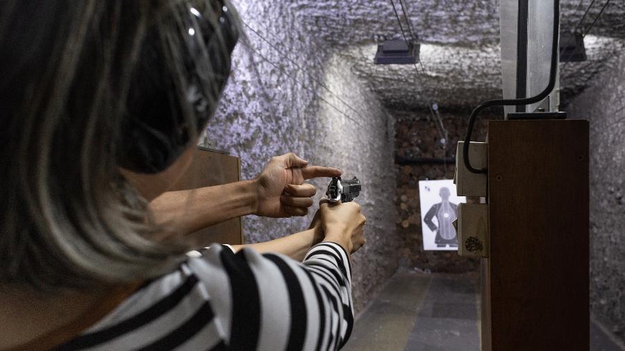 instrutor-ajuda-natalia-ortega-durante-sua-pratica-de-tiro-em-uma-academia-de-treinamento-de-armas-em-sao-paulo-1543876974316_v2_900x506.jpg